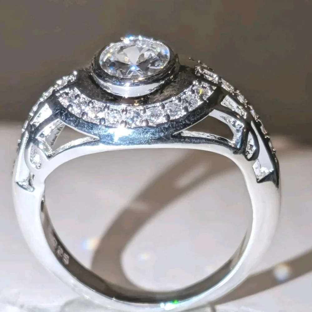 High Quality Sophisticated Men's 925 Silver Ring with Halo Centerpiece Sz 9